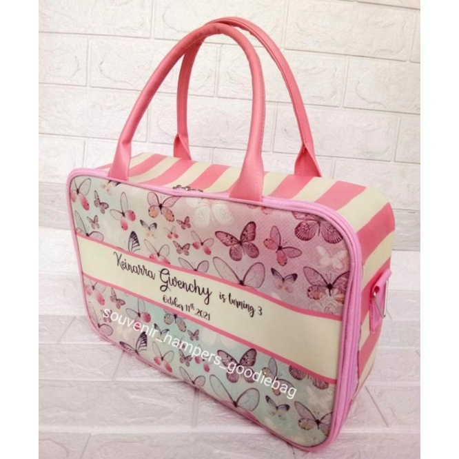 

HAMPERS ONE MONTH OLD/SOUVENIR AQIQAH/BIRTHDAY/ULANG TAHUN/SOUVENIR BABY BORN/SOUVENIR TAS MINI TRAVEL CUSTOM/TAS CUSTOM
