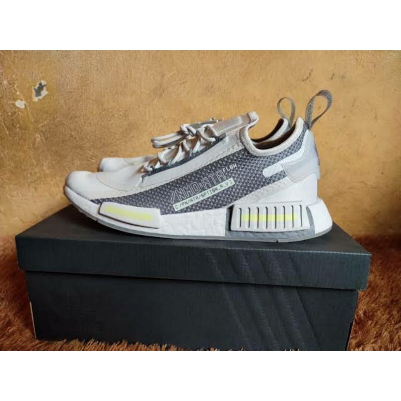 (size 41⅓) adidas NMD R1 Spectoo Abu-abu Sneaker FZ3203 BNIB