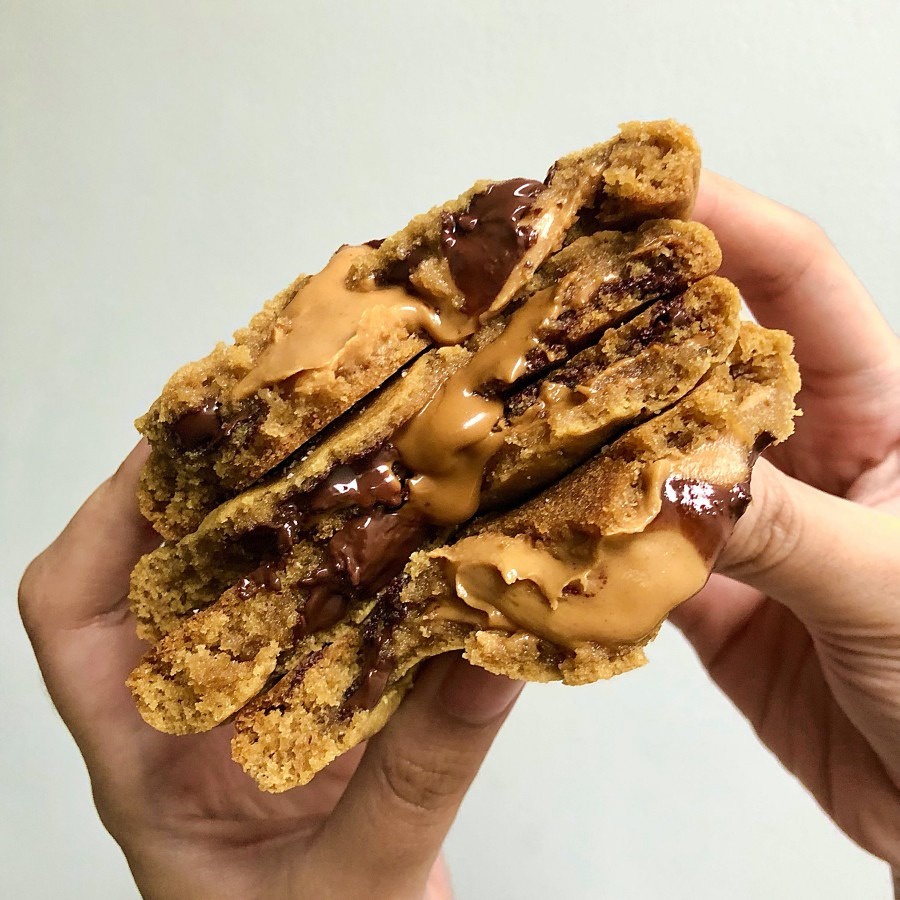 

Loco! - Chewy Chocolate Chip Cookie with Crunchy Lotus Spread (PO 1-2 Hari)