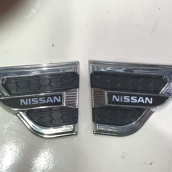 Emblem side ventilator AIR FLOW SAMPING MOBIL LOGO NISSAN WARNA KOMBINASI CHROME HITAM UNIVERSAL