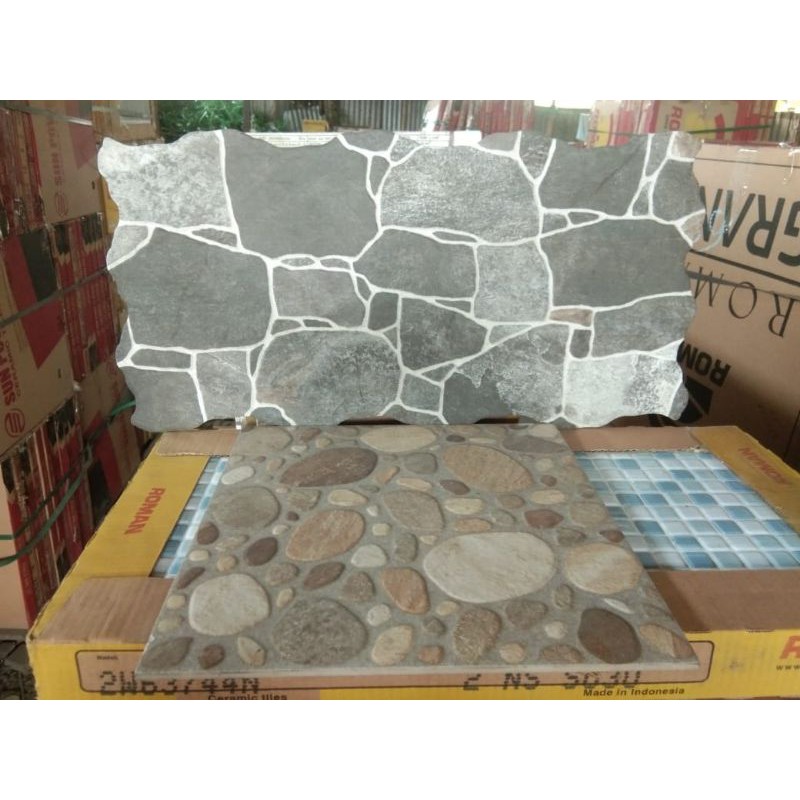 KERAMIK ROMAN INTERLOOK DRIVER STONE 30X60 MOTIF BATU