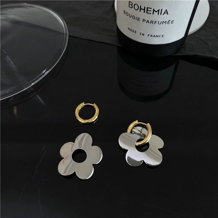 Anting Tusuk Motif Bunga Warna Kontras Simple Untuk Wanita