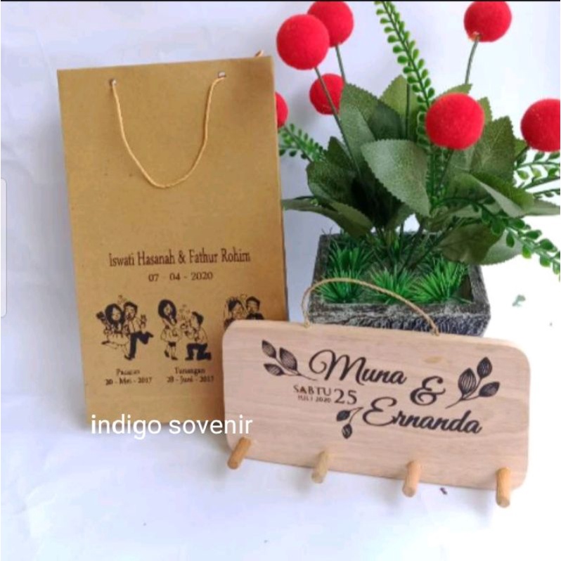 

SOVENIR WALHOK PLUS PAPERBAG SIZE 10*20 4 CANTELAN