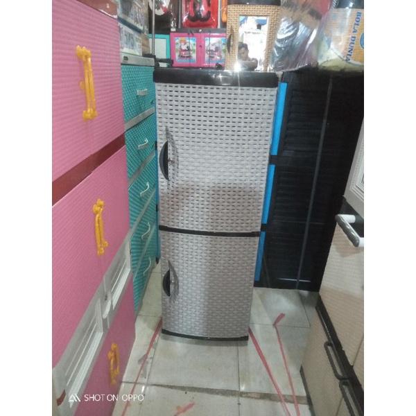 lemari napolly pakai kaca