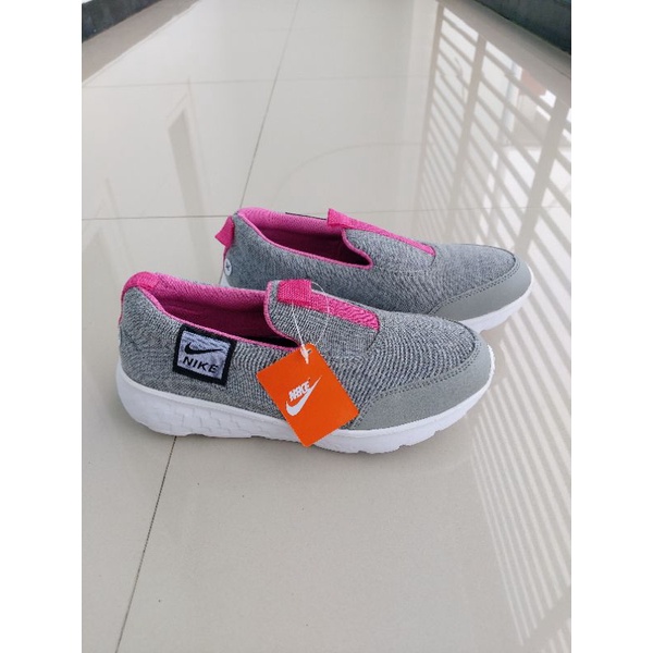 NIKE SLIP ON