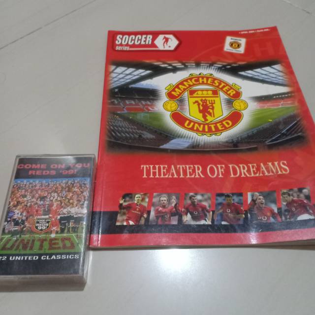 Kaset official merchandise manchester united dan majalah hai edisi khusus MU