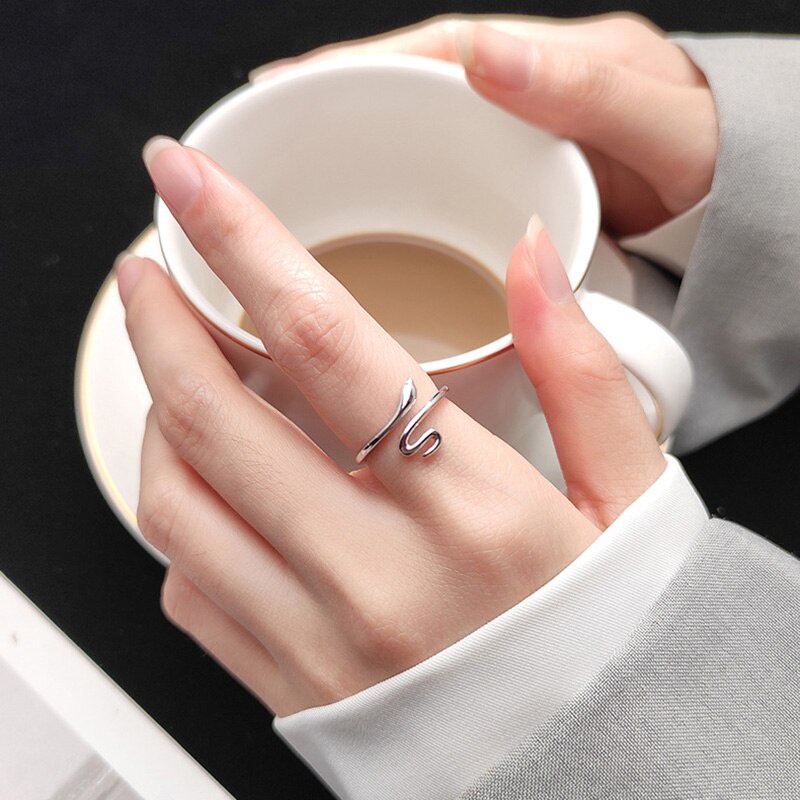 Cincin Model Terbuka Adjustable Bentuk Ular Warna Silver Gaya Punk Untuk Wanita