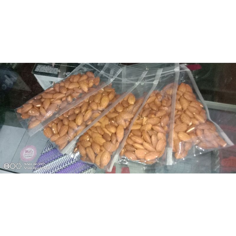 

kacang almond 100gr