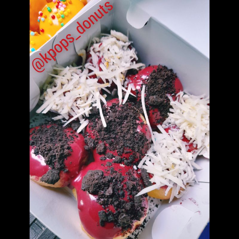 

Donuts pops rasa red velvet dengan topping oreo dan keju