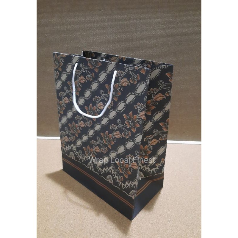 

Paper Bag Batik Hitam 20x10x25