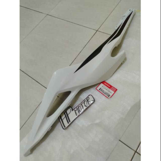 Cover body belakang kanan CBR150R led CBR150 R putih repsol plus sticker original 83110K45N50ZA