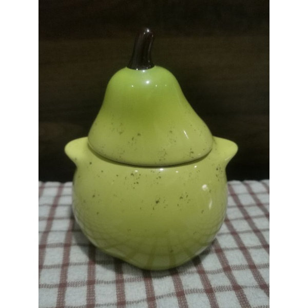 Le creuset petite pear