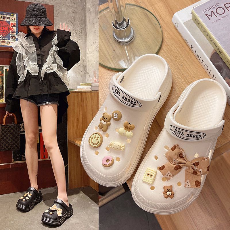 [littlecrab] Sandal Fuji Baim Warna Lembut Berkualitas Sandal Peninggi Badan Anti Slip Sandal Lubang Motif Pita Beruang Permen Coklat Sandal Eva Anti Air Sandal Unik Lucu Jibbitz Gambar Bear Donat Smiley Cute Sandals Sandal Buaya Korean Style