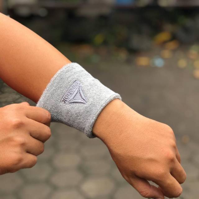 WRISTBAND REEBOK DISKON BESAR SEKALI ADA 2 WARNA KEREN