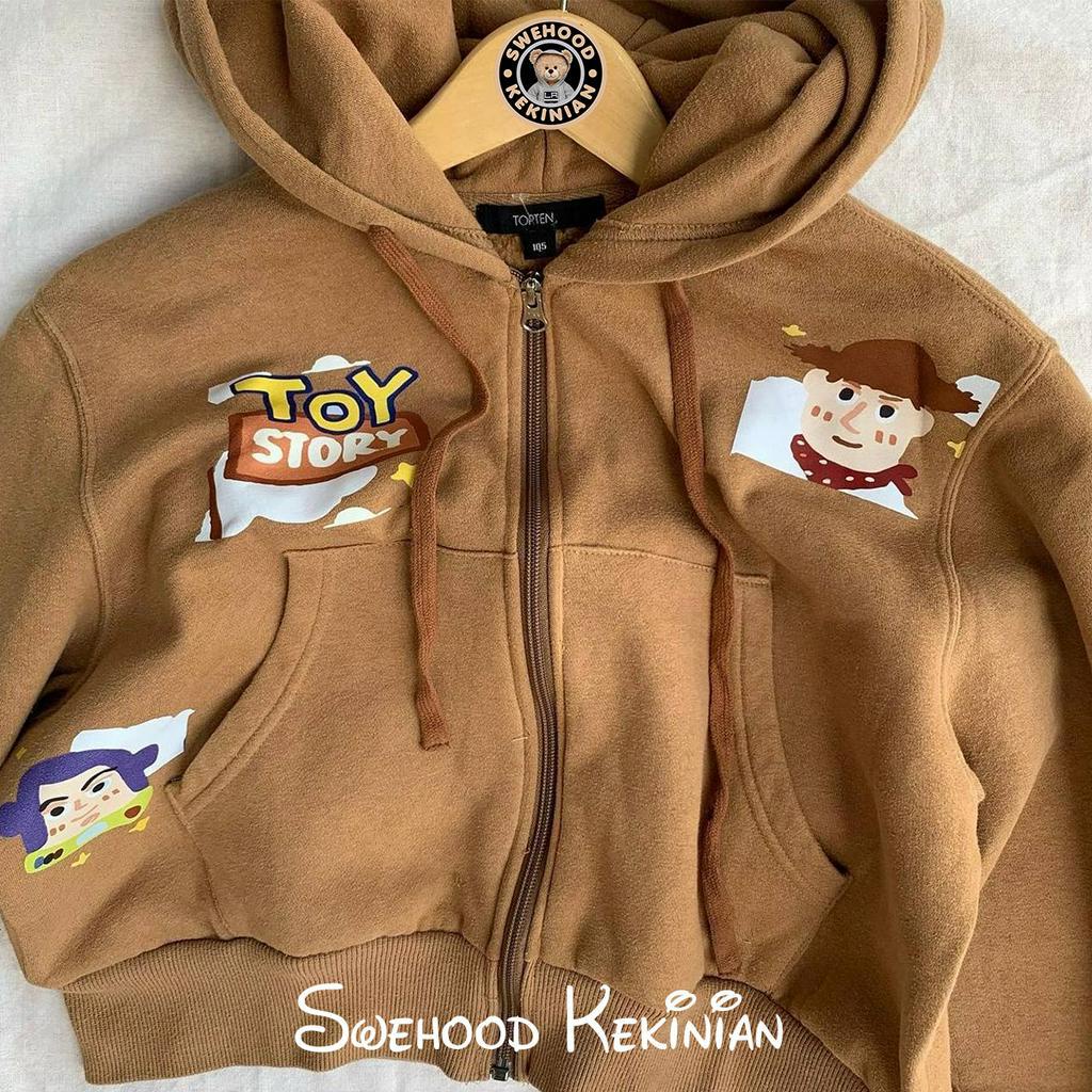 TOY STORY BUZZ CARAMEL GEMOY ZIPPER PREMIUM Jacket Crewneck Sweater Hoodie Wanita Kekinian Oversize Fashion Outfit Ootd Korean Style Jaket Krunek Suiter Hudie Jicket Crewnek Sweter Hody Cewek Remaja Bahan Fleece Tebal LD 110 PB 45