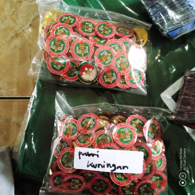 Pin PGRI 100 biji Kuningan patri