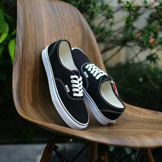 Promo Sepatu Sneaker Vans Classic Pria Dan Wanita Terlaris 2022 Sepatu Vans Pria Vanz Authentic Classik Terpopuler Black/White