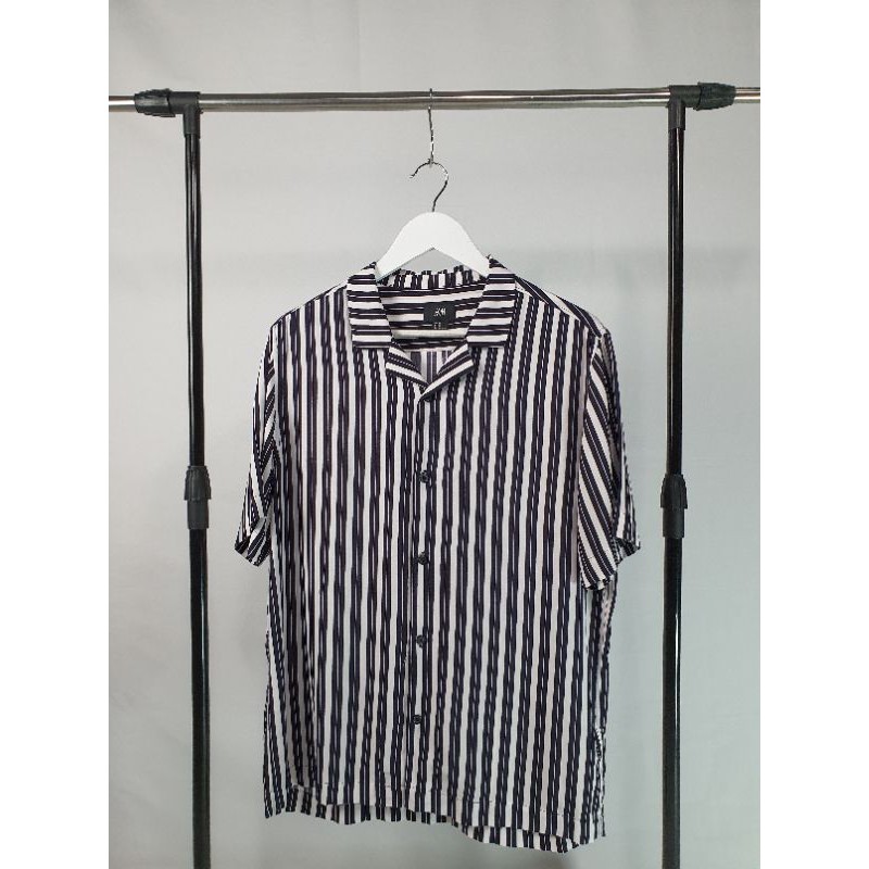 Kemeja Pria H&M Cubano Black White Stripe short sleeves (M)
