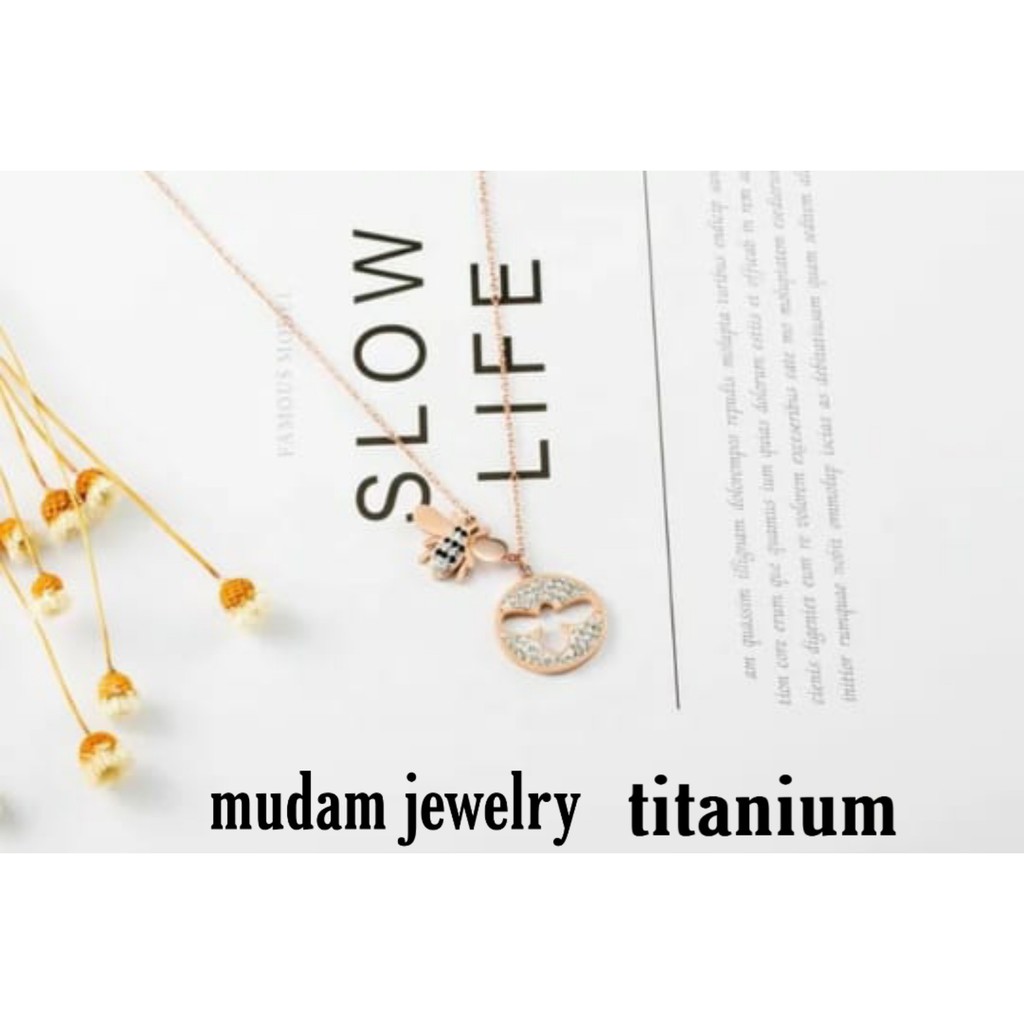 Kalung Titanium Swar Bee Kristal Merah dan Putih Rose Gold Lapis Emas 18K