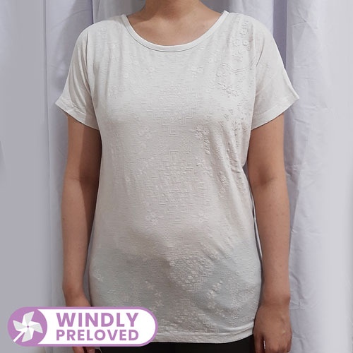 PRELOVED - Kaos putih motif emboss / White T-Shirt