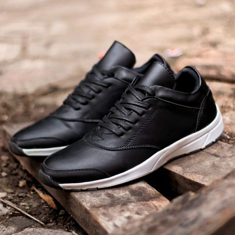 Sepatu Sneakers Pria Kulit Asli