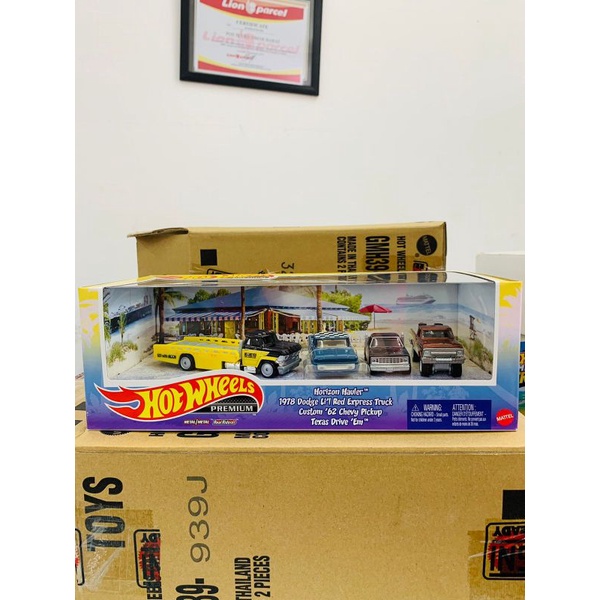 NEW ARRIVALS 2022 | Hot Wheels Diorama PICKUPS 80s BEACH PATROL SET | 1978 Dodge Lil Red Express Truck | Custom 62 Chevy Pickup | Texas Drive Em | Horizon Hauler | Pick Up | Mooneyes HW Hotwheels Black Blue Maroon Yellow