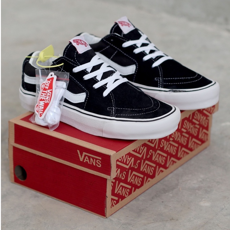 SK8 LOW BLACK WHITE SEPATU KETS PRIA TERLARIS