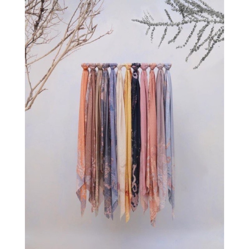 Kana Scarf Wearing Klamby Avocado