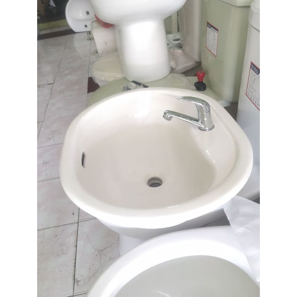 wastafel Toto omni diatas meja komplit