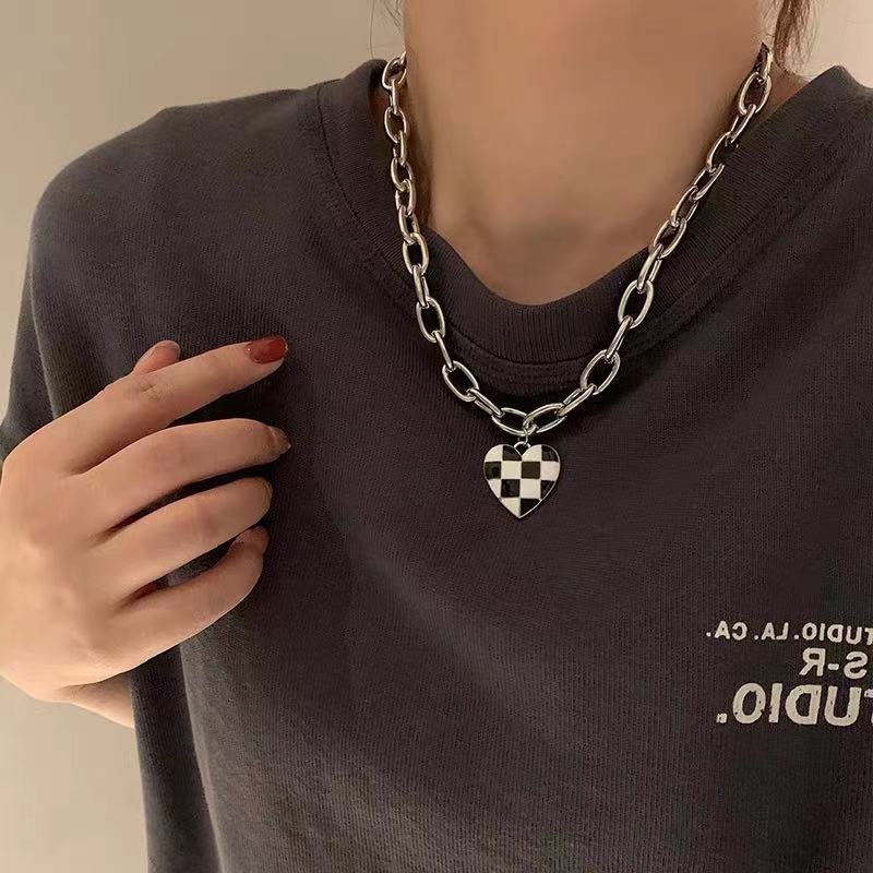 Kalung Liontin Cinta Hati Kotak-kotak Retro Hitam Dan Putih Perhiasan Rantai Tebal Wanita Fashion Yang Dipersonalisasi
