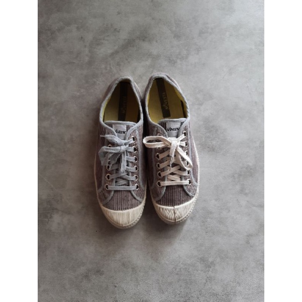 Sepatu Novesta Corduroy