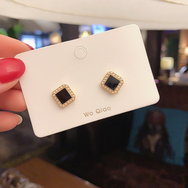 Angin dingin hitam square anting-anting retro Hong Kong sederhana mutiara anting-anting girly anting