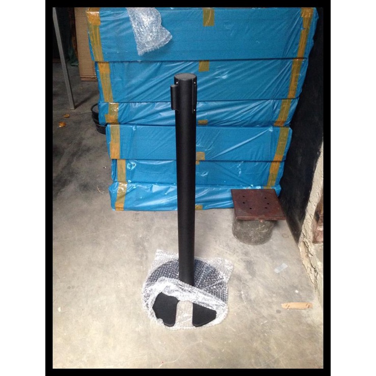 

Cuci Gudang Tiang Antrian Taing Pembatas Hitam Pita Merah Tatakan U-Shape