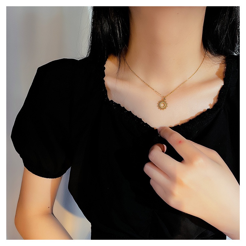 Versi Korea Dari Liontin Bunga Matahari Baru Titanium Steel Kalung Emas