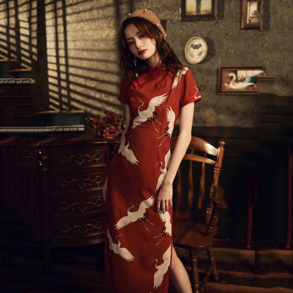 Improved cheongsam women's long temperament new dress Retro Red Girl's bone etching young style Chin