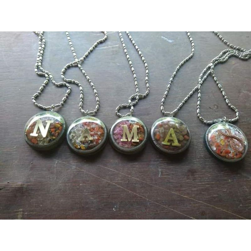 liontin orgonite dengan huruf inisial nama