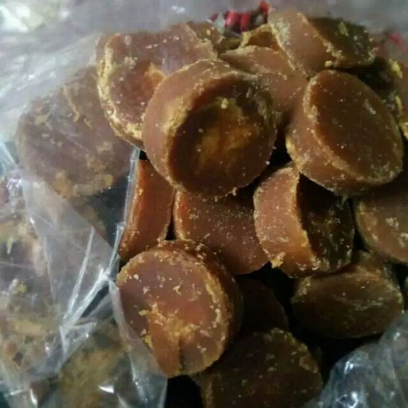 

Gula aren merah asli khas Pangandaran di bungkus daun kelapa