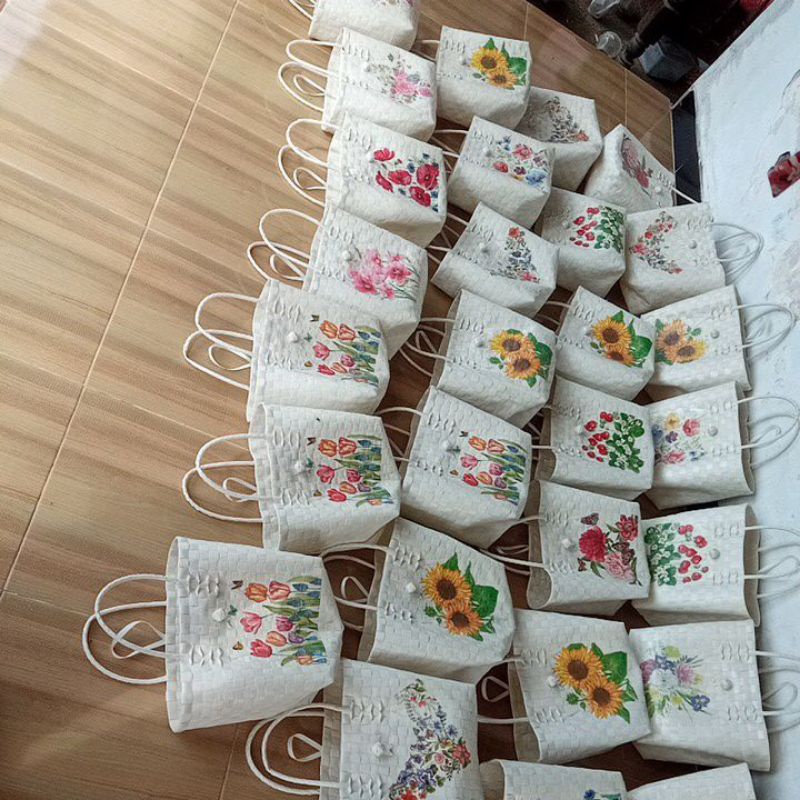 1 pcs tas decoupage ukuran sedang ada cantolan, tas anyam , tas hampers,tas souvenir