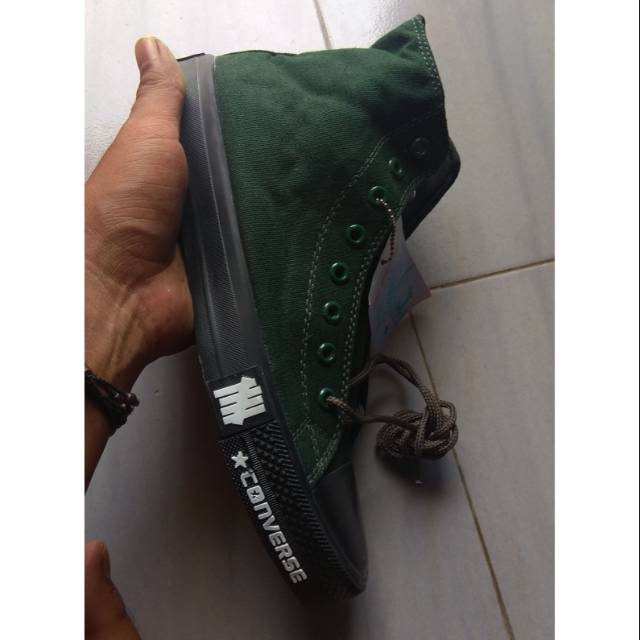 Sepatu sneakers pria Converse panjang hijau army
