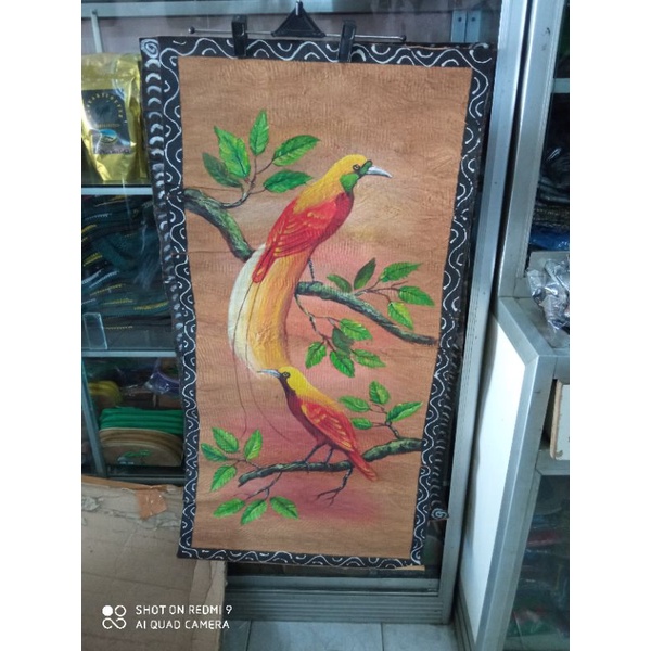 hiasan dinding dari kulit kayu /lukisan/oleh oleh papua