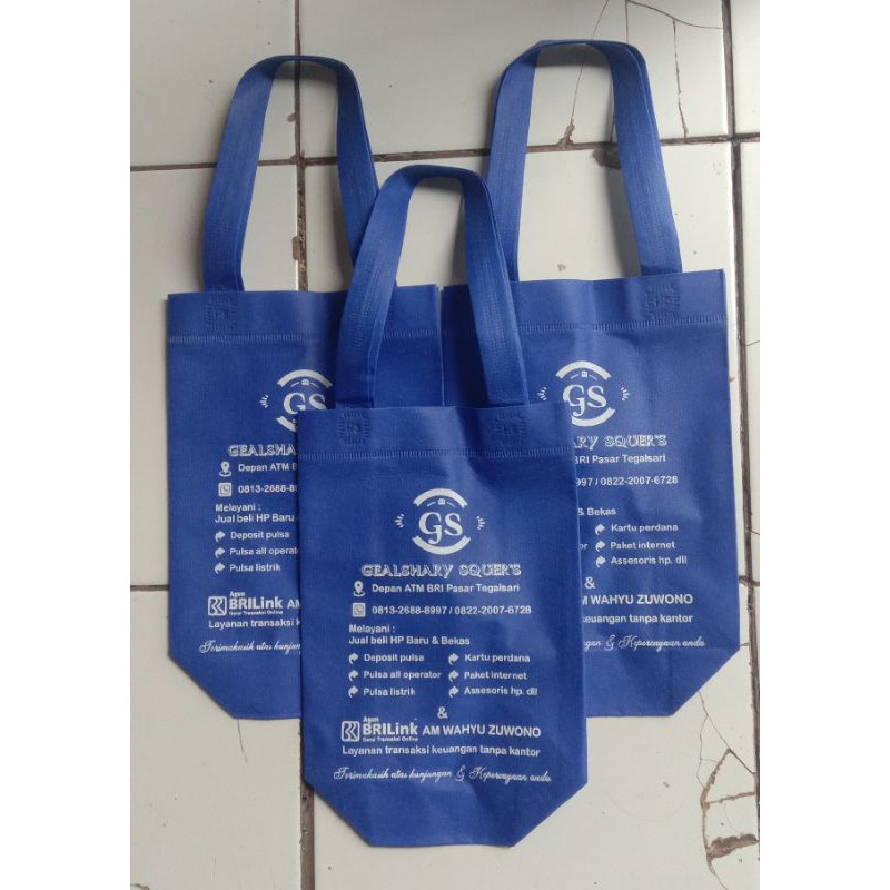 

Tas spunbond tipe box bag uk 20×25×8 plus sablon 1 warna/kilat.