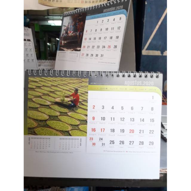 

Kalender Meja motif Seni kehidupan rakyat tahun 2020