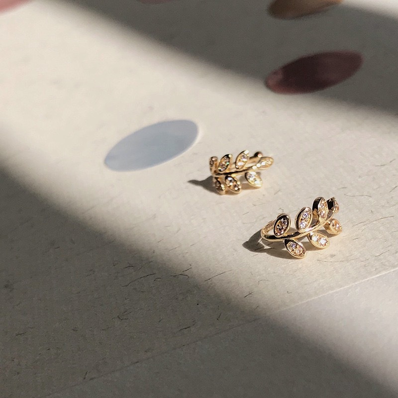 Anting Klip Bentuk Daun Bahan Titanium Steel Warna Emas Untuk Wanita Hoops