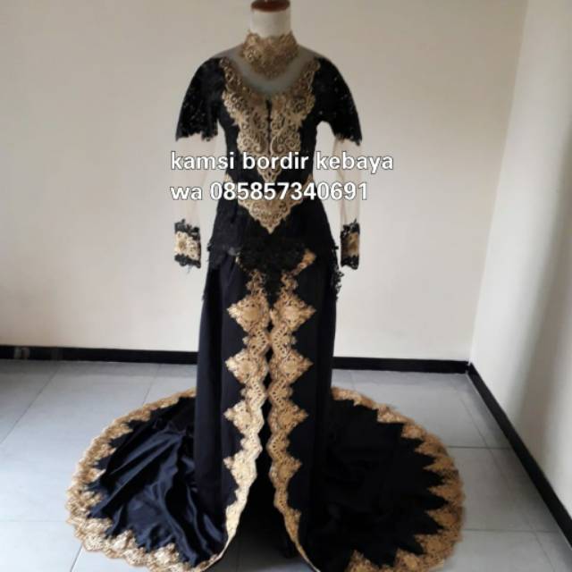 Kebaya brokat plus ekor