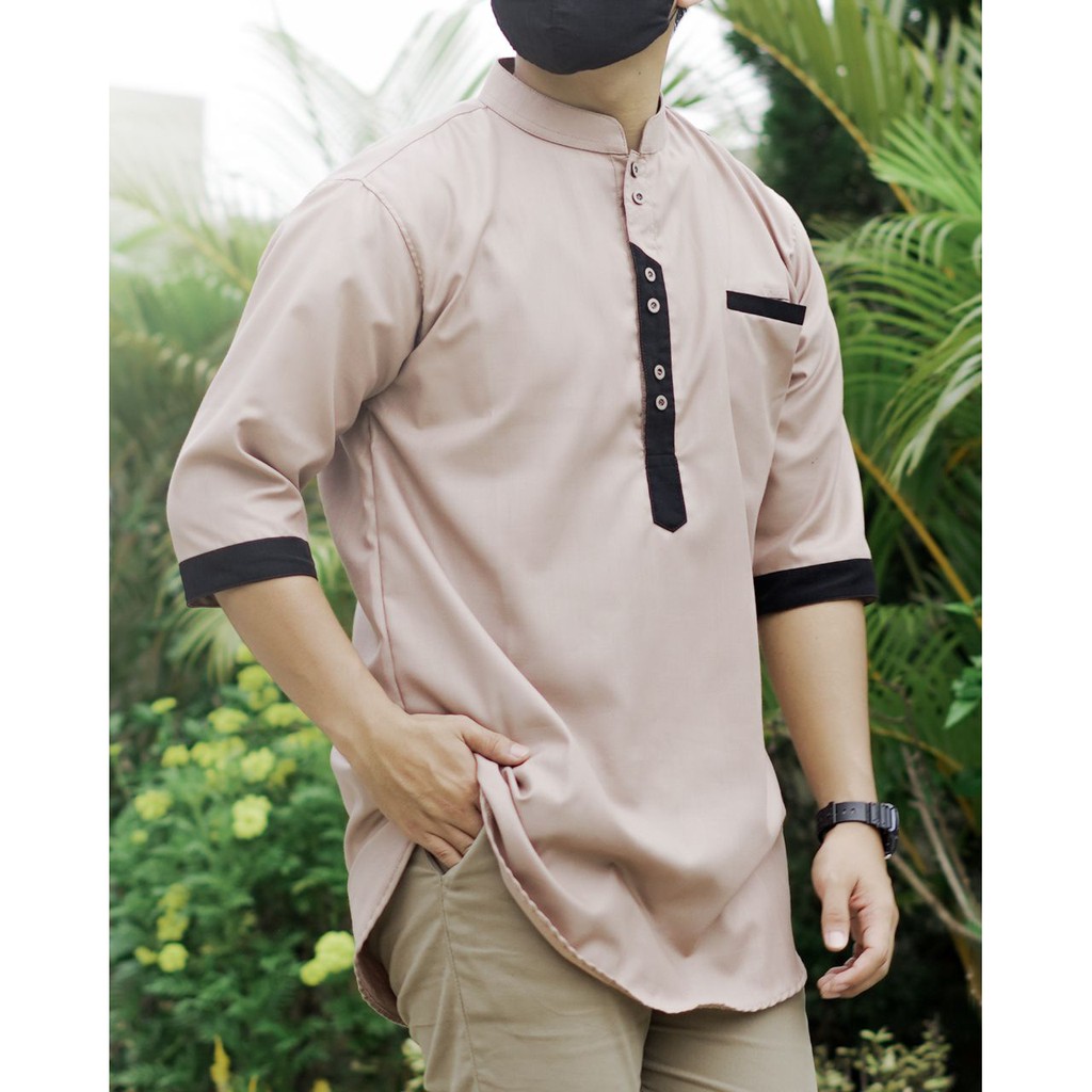 Baju koko pria kurta original lengan pendek warna mocca variasi saku dada bahan katun Toyobo Premium
