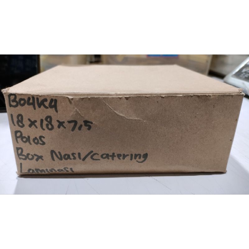 

dus nasi 18 x 18 coklat polos laminasi