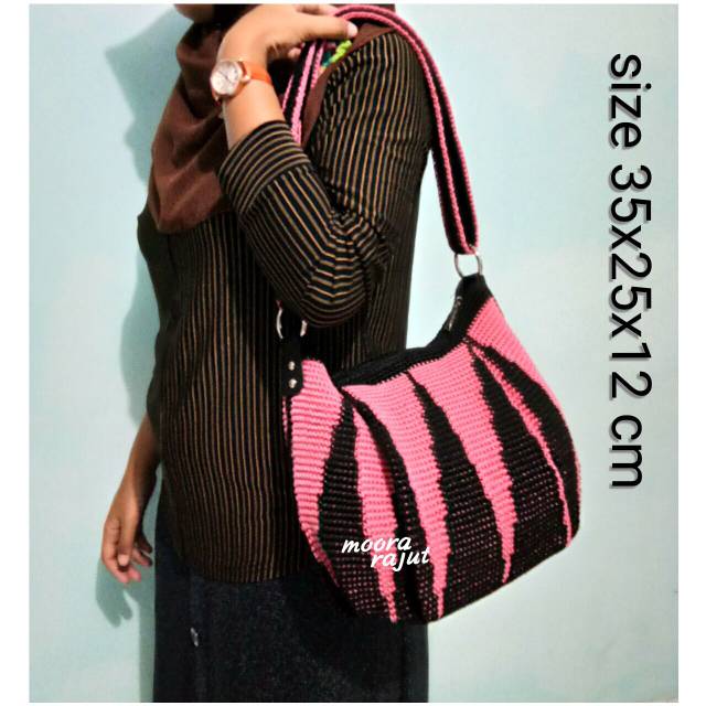 TAS RAJUT SELEMPANG MENARA HITAM kombinasi pink