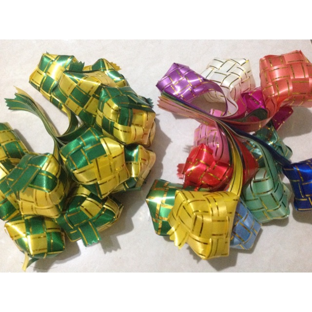 

Ketupat hiasan kue/ketupat hiasan mobil/ketupat parsel parcel/ketupat pita mini