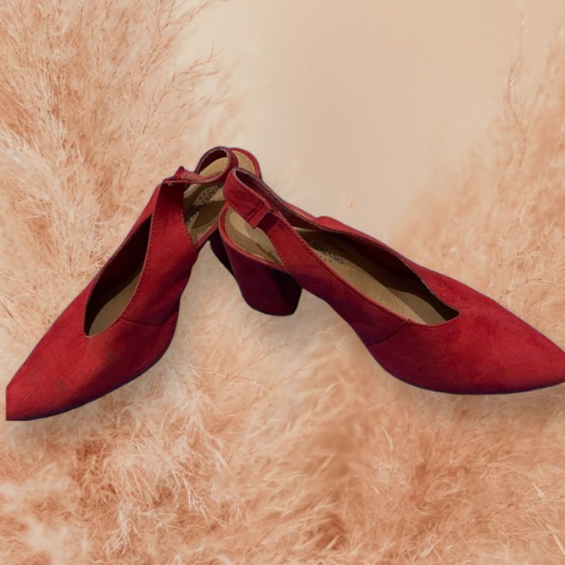 Sepatu heels merah preloved