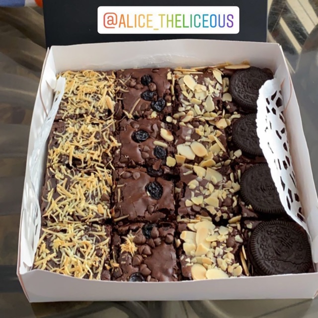 

BROWNIES PANGGANG 4 topping